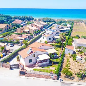  Vakantiehuis Vacanze Mare Nostrum - In Front Of The With Pool